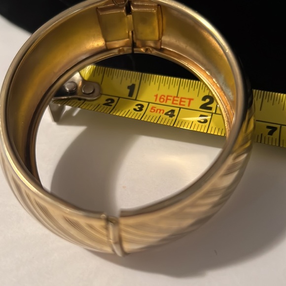 Vintage, gold tone, hinged bangle bracelet - Picture 3 of 9
